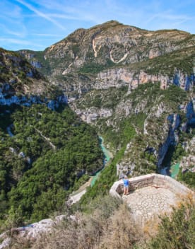 Vue aérienne depuis le Belvédère de la Mescla sur les gorges et rivières sous un ciel bleu - Club*** Château Laval - Gréoux les Bains