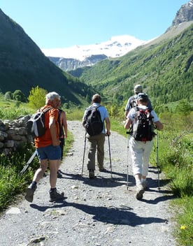 Groupes de personnes en randonnée au cœur de la montagne en été - Club*** Horizons du lac - Chorges
