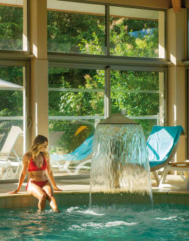 La piscine intérieure avec cascade du Domaine de Château Laval