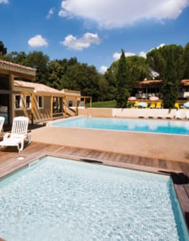 Piscine et pataugeoire extérieures sous un ciel bleu - Club*** Château Laval - Gréoux les Bains