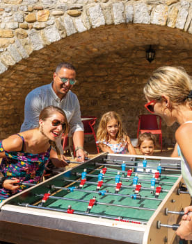 Famille jouant au babyfoot en extérieure en été - Résidence*** Lou Castel - Ardèche