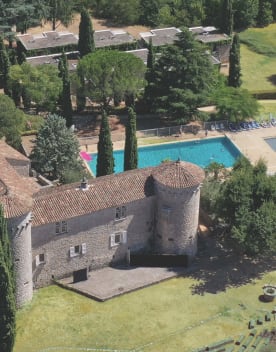 Vue aérienne du château Lou Castel avec la piscine extérieure au milieu de la nature - Résidence*** Lou Castel - Ardèche