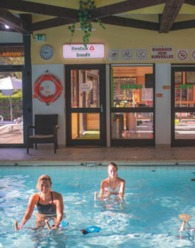 Personnes pratiquant l'aquabike dans une piscine intérieure - Club*** Les Horizons du lac - Chorges