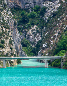 Pont de Sainte Croix annonçant l'entrée des gorges du Verdon au dessus d'une eau turquoise
