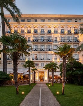 Façade et jardin de nuit - hôtel Royal Westminster à Menton - Vacances Bleues