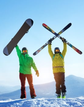 Deux personnes en haut du piste soulevant leur skis et snowboard sous un ciel bleu