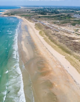 Vue aérienne de la plage et de l'océan avec le remous des vagues - Club Keravel*** - Erdeven
