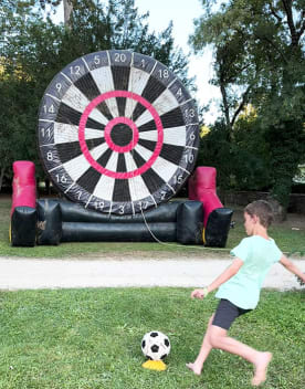 Enfants aux clubs enfants jouant au foot avec une cible gonflable - Club*** Château Laval - Gréoux les Bains