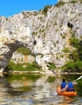 personnes sur la rivière en canoë face au Pont d'Arc - Résidence*** Lou Castel - Ardèche