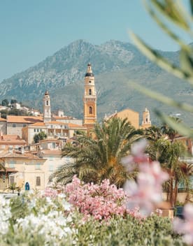 Ville de Menton avec clocher