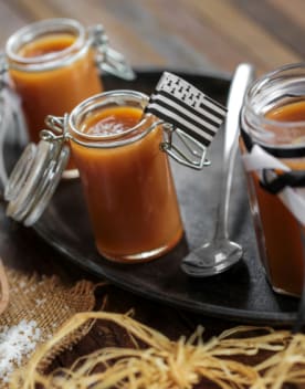 Petits pots de Caramel au beurre salé avec un drapeau de la bretagne planté dans un des pots - Club*** Keravel - Erdeven