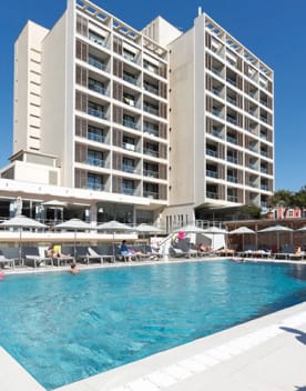 Façade et piscine de la résidence Le Grand Large - Biarritz
