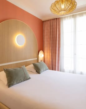 hotel-balmoral-menton-chambre-confort-2-personnes-côté-ville-lit vacances bleues