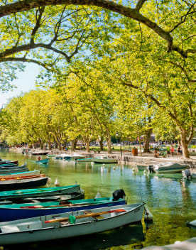 Bateaux sur les quais à Annecy - Aix-les Bains - Vacances Bleues