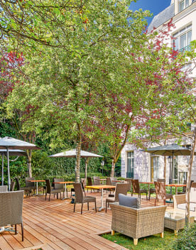 terrasse sous les arbres - Un hôtel atypique au cœur de Paris