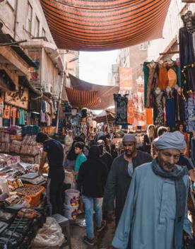 hommes dans un souk - Une destination mythique et fascinante