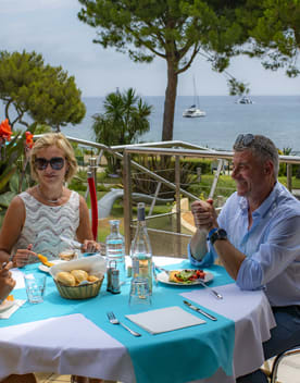 Le restaurant avec vue mer de l'hôtel Delcloy