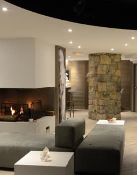 Bar cosy avec feu de cheminée sous un éclairage tamisé - Hôtel*** Eden des Cimes - La Plagne