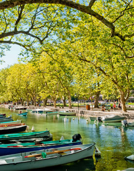 Bateaux sur les quais à Annecy - Aix-les Bains - Vacances Bleues