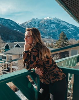 Femme sur un balcon - Alpes d'Azur - Vacances Bleues