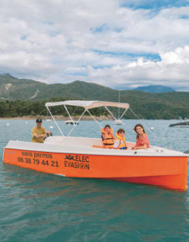 Famille en balade en bateau sur le lac de Serre Ponçon - Club*** Les Horizons du lac - Chorges