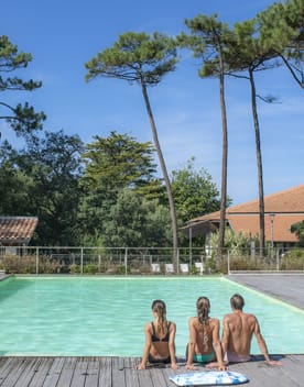 piscine-famille--domaine-de-lagreou-386x508.jpg