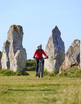 femme faisant du velo à carnac