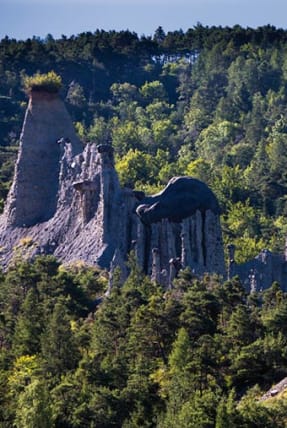 Salle de bal des demoiselles coiffées - hautes alpes