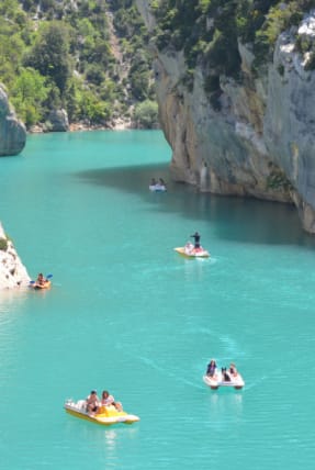 Personnes sur le lac de Saint Croix en pédalos, canoë sur une eau turquoise entre les gorges - Club*** Château Laval - Gréoux les Bains