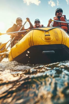 Gros plan de 3 personnes en rafting