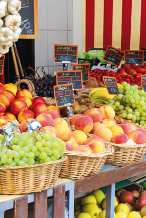 Des paniers de fruit dans un marché - Hotel Les Jardins de l'Atlantique