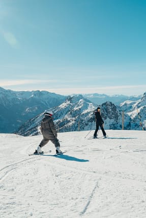 Famille en train de skier - Alpes d'Azur - Vacances Bleues
