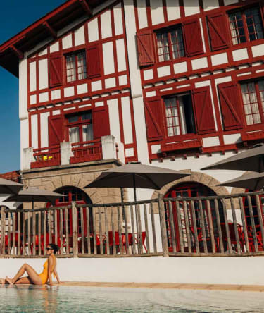 Orhoitza - piscine et façade basque - hôtel Orhoitza à Hendaye - Vacances Bleues