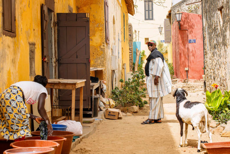 ruelle-a-ile-de-goree-senegal-dakar2000x1333.jpg