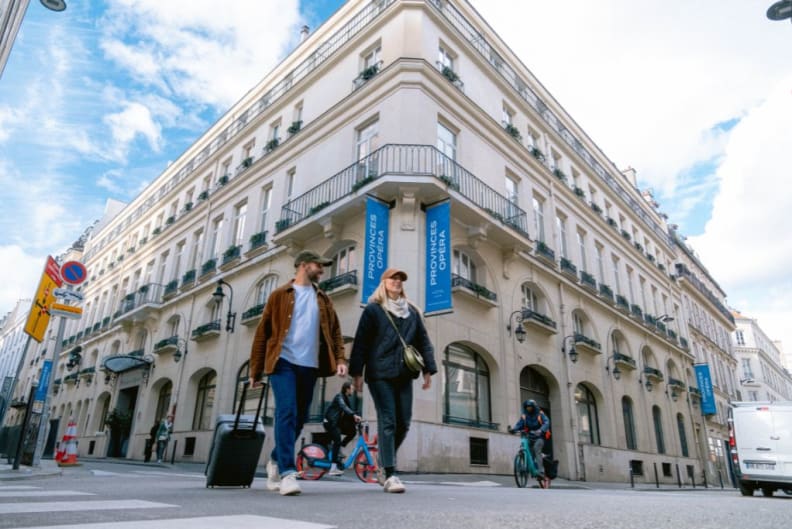 Provinces Opéra couple extérieur.jpg