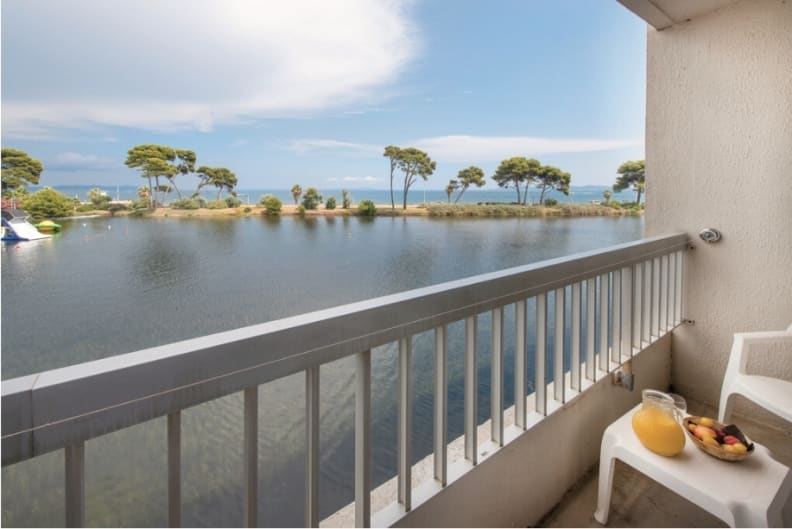 Vue mer depuis la chambre et le balcon