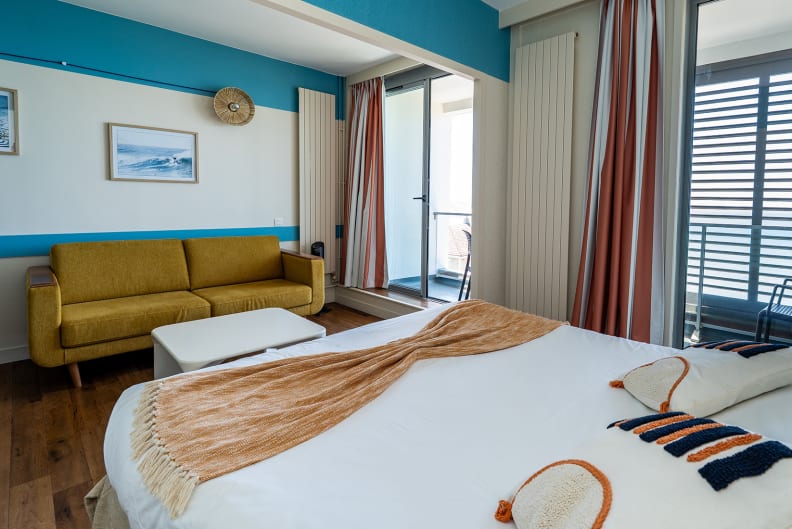 salon avec lit double dans l'ppartement de la résidence Le Grand Large  - Biarritz