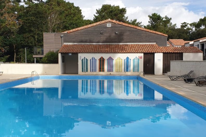 Piscine extérieure et déco accrochée au mur - Grand Air - Oléron