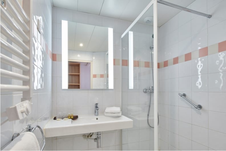 Salle de bains chambre Confort 2 personnes