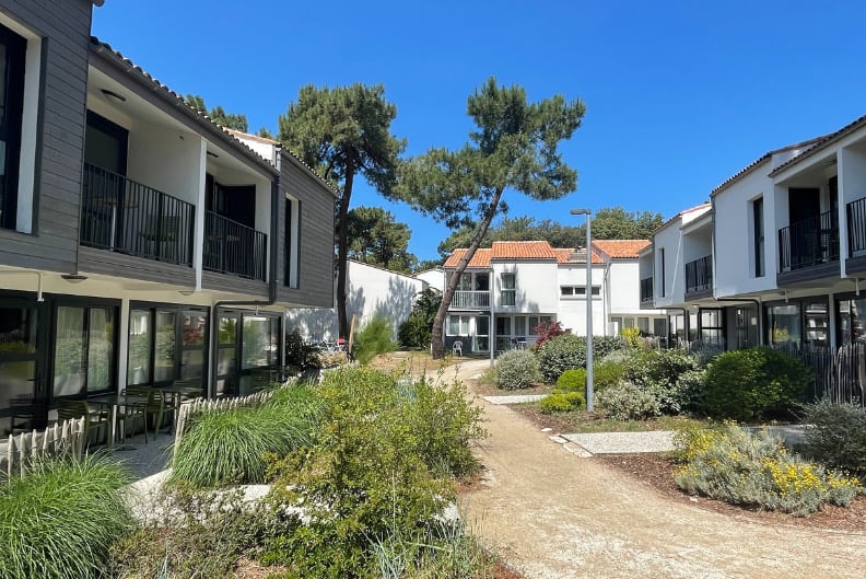 batiments dans le parc du grand air à Oleron