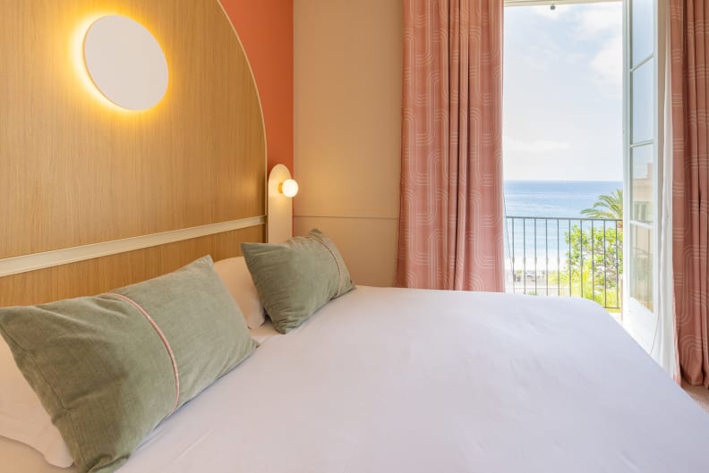 Hotel Balmoral in Menton - room with balcony and sea view - Vacances Bleues
