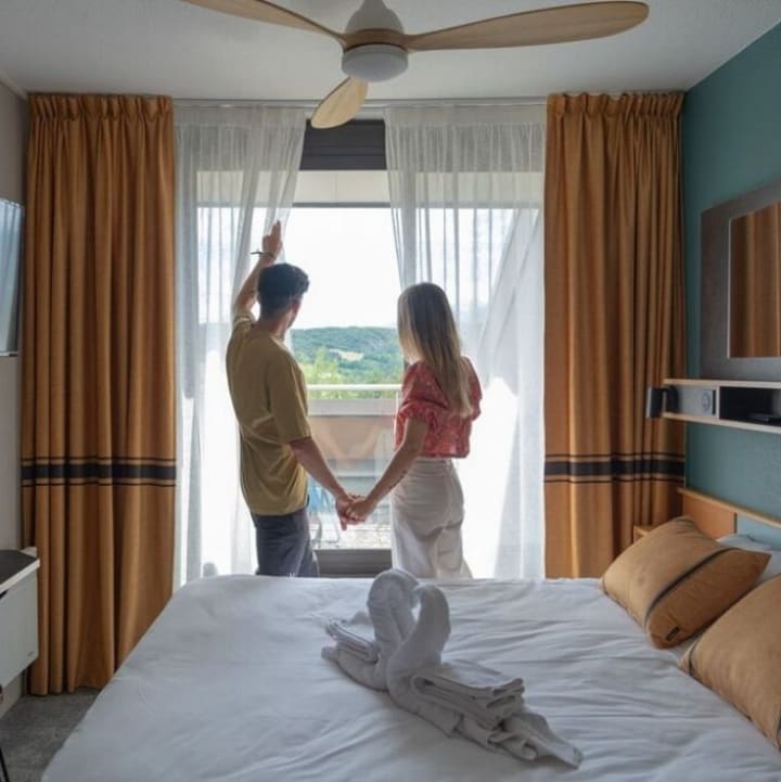 Chambre double couple à la fenêtre - Les Horizons du Lac - Vacances Bleues