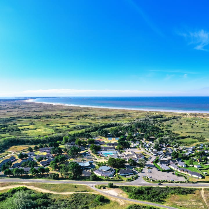 Complexe hôtelier entouré de nature avec 'océan en fond sous un ciel bleu - Club Keravel*** - Erdeven
