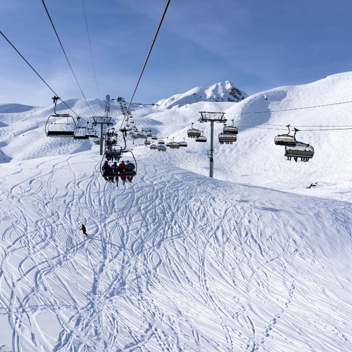 Télésièges en pleine montagne sous un ciel bleu - Hôtel*** Eden des cimes - La Plagne