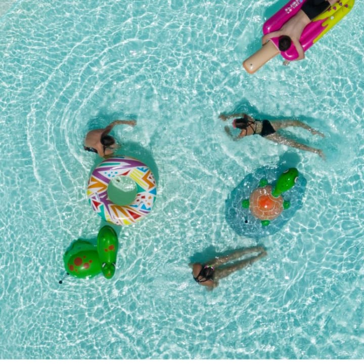 famille dans la piscine de keravel