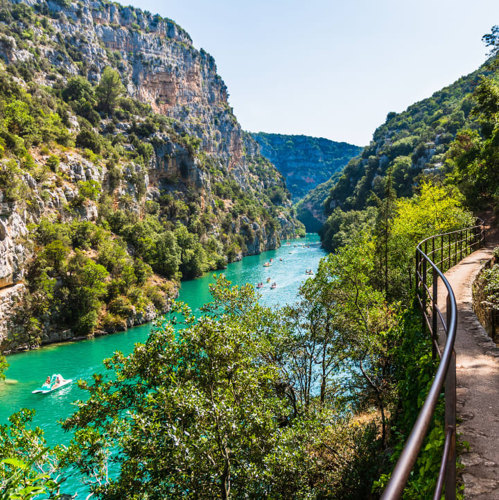 Pédalo sur l'eau turquoise dans les gorges du Verdon