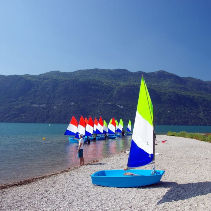 Rangée de petits bateaux à voile dur le bord du lac et un sur la plage - Villa Marlioz Aix Les bains