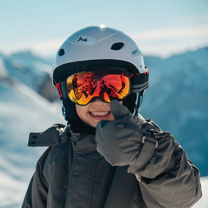 Enfant au ski heureux - Alpes d'Azur - Vacances Bleues