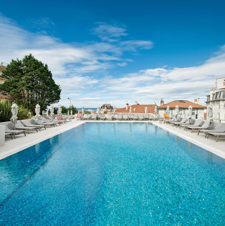 Piscine de l'établissement sous le ciel bleu - Le Grand Large - Biarritz - Vacances Bleues