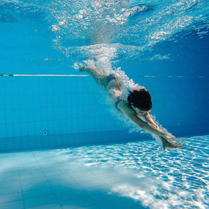Femme plongeant dans la piscine - Club*** Château Laval - Gréoux les Bains